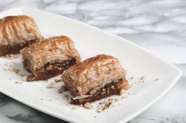 Geleneksel hindistancevizli tatlı baklavası. Ev yapımı fındıklı ve ballı baklava..