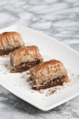 Geleneksel hindistancevizli tatlı baklavası. Ev yapımı fındıklı ve ballı baklava..