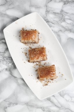 Geleneksel hindistancevizli tatlı baklavası. Ev yapımı fındıklı ve ballı baklava..