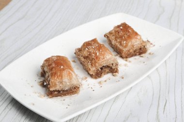 Geleneksel hindistancevizli tatlı baklavası. Ev yapımı fındıklı ve ballı baklava..