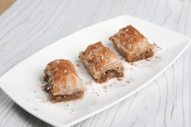 Geleneksel hindistancevizli tatlı baklavası. Ev yapımı fındıklı ve ballı baklava..