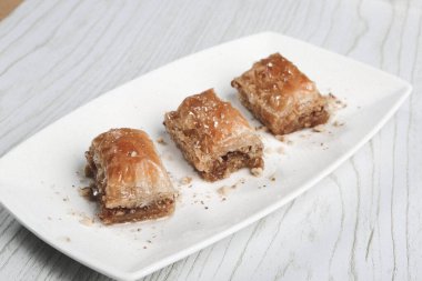 Geleneksel hindistancevizli tatlı baklavası. Ev yapımı fındıklı ve ballı baklava..