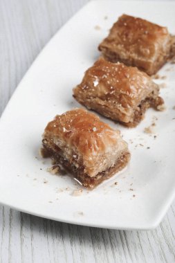 Geleneksel hindistancevizli tatlı baklavası. Ev yapımı fındıklı ve ballı baklava..