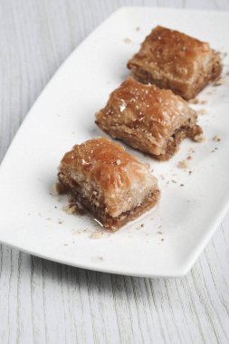 Geleneksel hindistancevizli tatlı baklavası. Ev yapımı fındıklı ve ballı baklava..