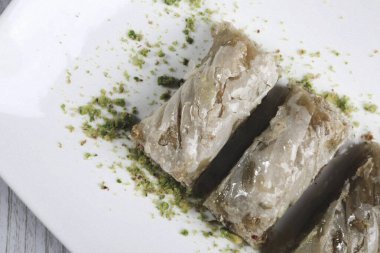 Geleneksel hindistancevizli tatlı baklavası. Ev yapımı fındıklı ve ballı baklava..