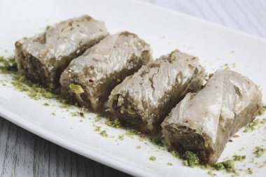 Geleneksel hindistancevizli tatlı baklavası. Ev yapımı fındıklı ve ballı baklava..