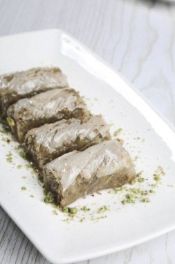 Geleneksel hindistancevizli tatlı baklavası. Ev yapımı fındıklı ve ballı baklava..