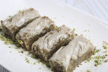 Geleneksel hindistancevizli tatlı baklavası. Ev yapımı fındıklı ve ballı baklava..