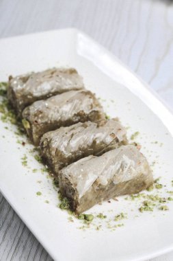 Geleneksel hindistancevizli tatlı baklavası. Ev yapımı fındıklı ve ballı baklava..