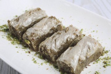 Geleneksel hindistancevizli tatlı baklavası. Ev yapımı fındıklı ve ballı baklava..