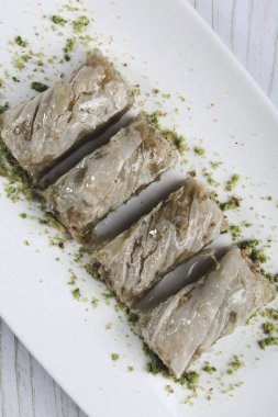 Geleneksel hindistancevizli tatlı baklavası. Ev yapımı fındıklı ve ballı baklava..