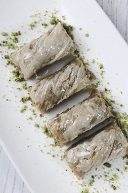 Geleneksel hindistancevizli tatlı baklavası. Ev yapımı fındıklı ve ballı baklava..
