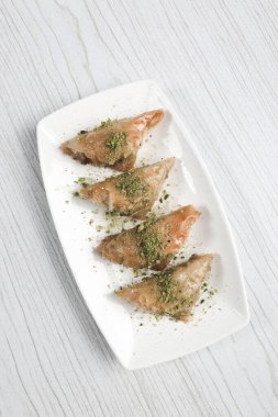 Geleneksel hindistancevizli tatlı baklavası. Ev yapımı fındıklı ve ballı baklava..