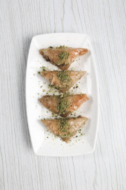 Geleneksel hindistancevizli tatlı baklavası. Ev yapımı fındıklı ve ballı baklava..