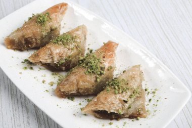 Geleneksel hindistancevizli tatlı baklavası. Ev yapımı fındıklı ve ballı baklava..