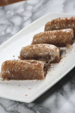 Geleneksel hindistancevizli tatlı baklavası. Ev yapımı fındıklı ve ballı baklava..