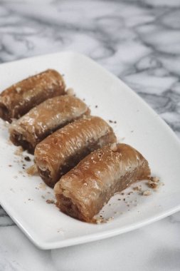 Geleneksel hindistancevizli tatlı baklavası. Ev yapımı fındıklı ve ballı baklava..