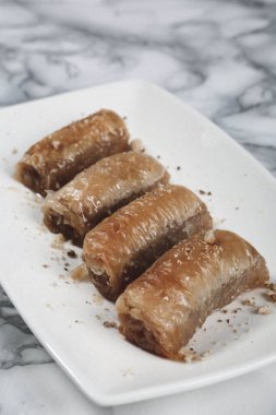 Geleneksel hindistancevizli tatlı baklavası. Ev yapımı fındıklı ve ballı baklava..