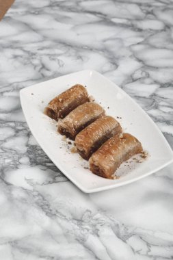 Geleneksel hindistancevizli tatlı baklavası. Ev yapımı fındıklı ve ballı baklava..