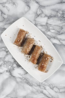 Geleneksel hindistancevizli tatlı baklavası. Ev yapımı fındıklı ve ballı baklava..