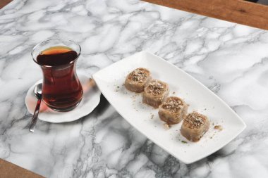 Geleneksel hindistancevizli tatlı baklavası. Ev yapımı fındıklı ve ballı baklava..