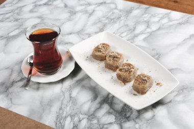 Geleneksel hindistancevizli tatlı baklavası. Ev yapımı fındıklı ve ballı baklava..