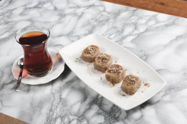 Geleneksel hindistancevizli tatlı baklavası. Ev yapımı fındıklı ve ballı baklava..