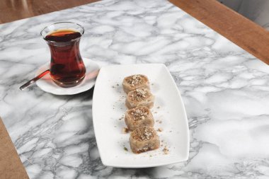 Geleneksel hindistancevizli tatlı baklavası. Ev yapımı fındıklı ve ballı baklava..