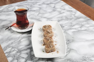Geleneksel hindistancevizli tatlı baklavası. Ev yapımı fındıklı ve ballı baklava..