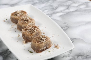 Geleneksel hindistancevizli tatlı baklavası. Ev yapımı fındıklı ve ballı baklava..