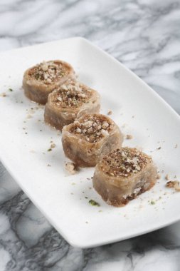 Geleneksel hindistancevizli tatlı baklavası. Ev yapımı fındıklı ve ballı baklava..