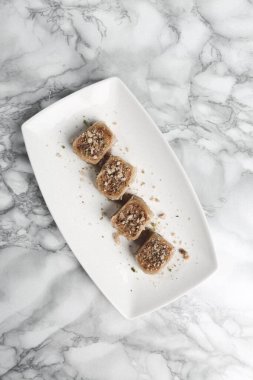 Geleneksel hindistancevizli tatlı baklavası. Ev yapımı fındıklı ve ballı baklava..