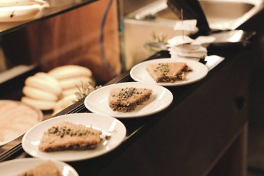 Geleneksel hindistancevizli tatlı baklavası. Ev yapımı fındıklı ve ballı baklava..