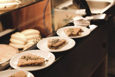 Geleneksel hindistancevizli tatlı baklavası. Ev yapımı fındıklı ve ballı baklava..