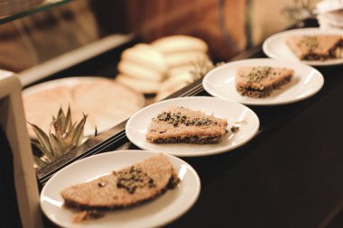 Geleneksel hindistancevizli tatlı baklavası. Ev yapımı fındıklı ve ballı baklava..