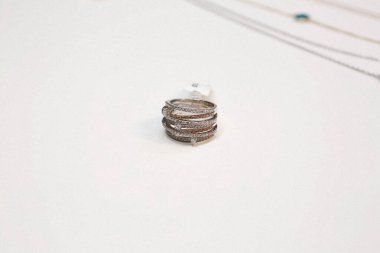 Elmas Mücevherler ve Moda Mücevherleri