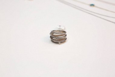 Elmas Mücevherler ve Moda Mücevherleri