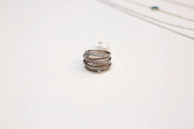 Elmas Mücevherler ve Moda Mücevherleri