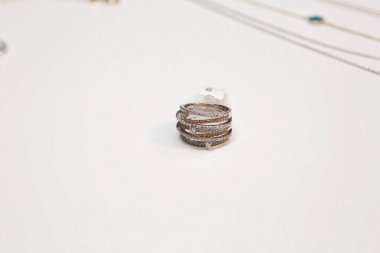 Elmas Mücevherler ve Moda Mücevherleri