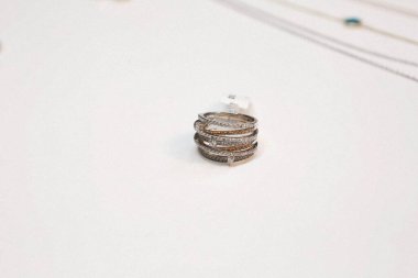 Elmas Mücevherler ve Moda Mücevherleri