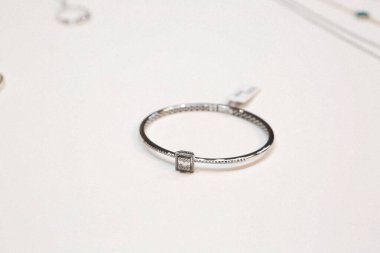 Elmas Mücevherler ve Moda Mücevherleri