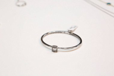 Elmas Mücevherler ve Moda Mücevherleri