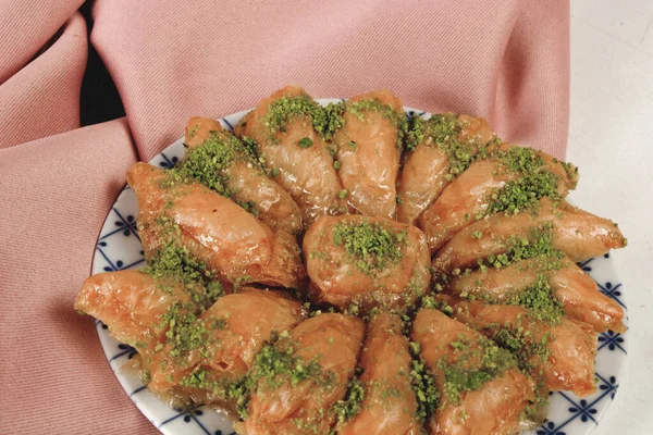 Geleneksel hindistancevizli tatlı baklavası. Ev yapımı fındıklı ve ballı baklava..