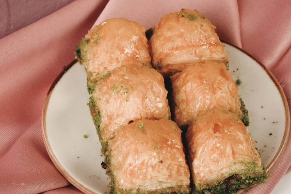 Geleneksel hindistancevizli tatlı baklavası. Ev yapımı fındıklı ve ballı baklava..