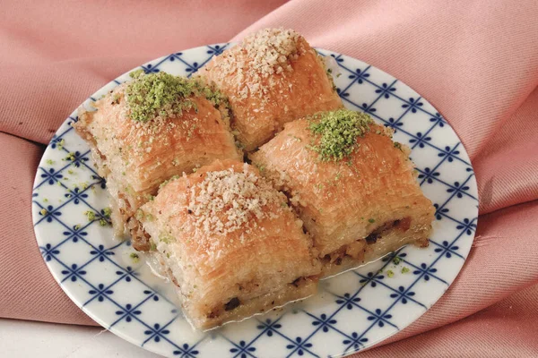 Geleneksel hindistancevizli tatlı baklavası. Ev yapımı fındıklı ve ballı baklava..