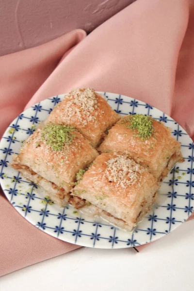 Geleneksel hindistancevizli tatlı baklavası. Ev yapımı fındıklı ve ballı baklava..