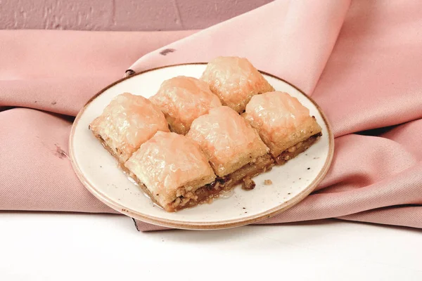 Geleneksel hindistancevizli tatlı baklavası. Ev yapımı fındıklı ve ballı baklava..