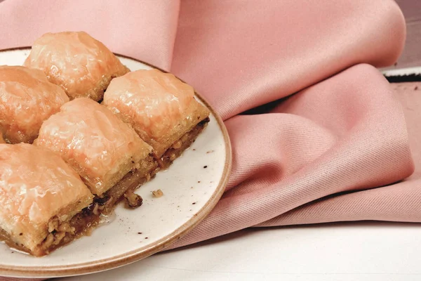 Geleneksel hindistancevizli tatlı baklavası. Ev yapımı fındıklı ve ballı baklava..