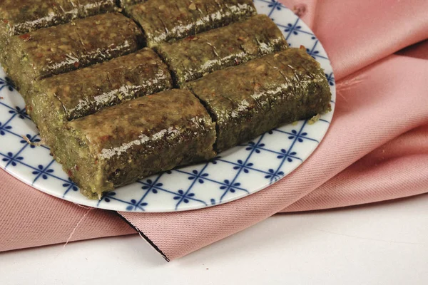 Geleneksel hindistancevizli tatlı baklavası. Ev yapımı fındıklı ve ballı baklava..
