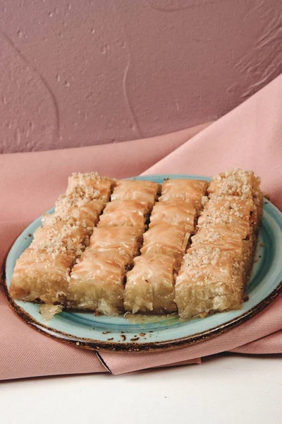 Geleneksel hindistancevizli tatlı baklavası. Ev yapımı fındıklı ve ballı baklava..